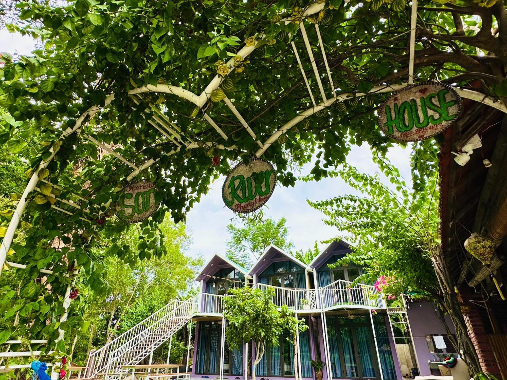 Homestay Son River House
